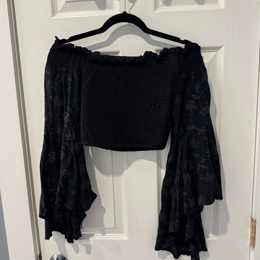 Surf Gypsy Off-The-Shoulder Long Sleeve Crop Top in Size M